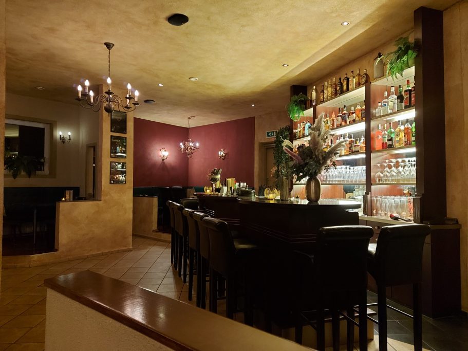 Innenansicht der Cocktailbar Mákaá in Friedrichshafen im spanisch-kolonialen Stil
