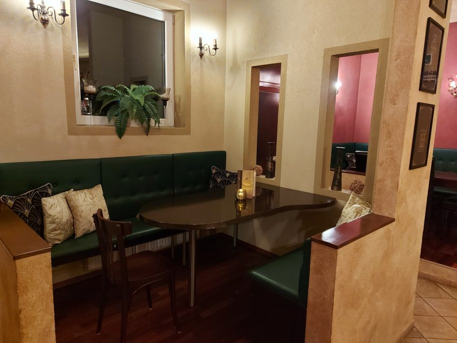 Tisch und Sitzbereich in der Cocktailbar Mákaá in Friedrichshafen