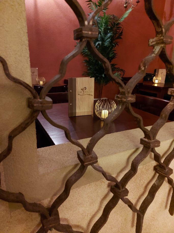 Dekoratives Gitter als Gestaltungselement in der Cocktailbar Mákaá
