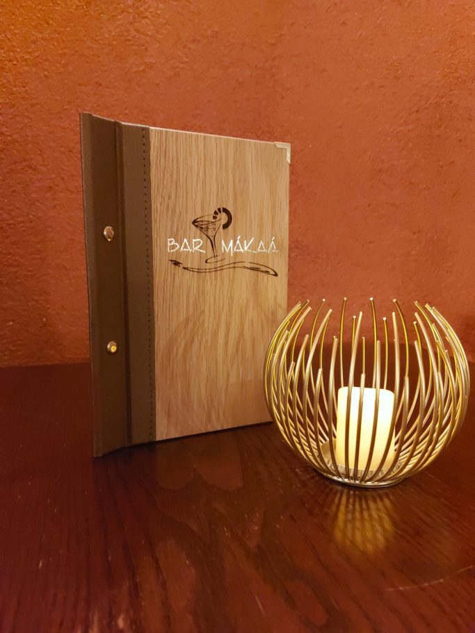 Cocktailkarte im dekorativen Holzumschlag in der Cocktailbar Mákaá in Friedrichshafen