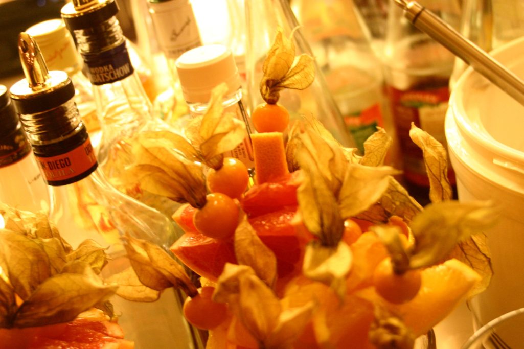 Bunte Fruchtstücke als Zutaten und Garnitur für Cocktails