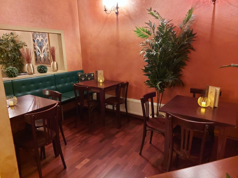 Innenraum der Cocktailbar Mákaá mit Pflanzen und spanisch-kolonialer Einrichtung